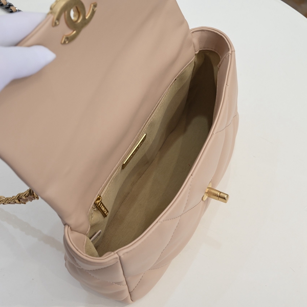 シャネルバッグ着用イメージ